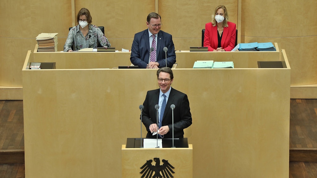 Ministerpräsident Bodo Ramelow saß am Freitag der Sitzung des Bundesrats vor, danach ging er in Quarantäne. Am Rednerpult Verkehrsminister Andreas Scheuer (CSU).
