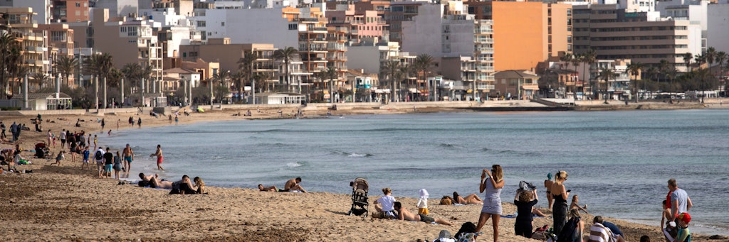 Touristen erholen sich an einem Strand von Mallorca.
