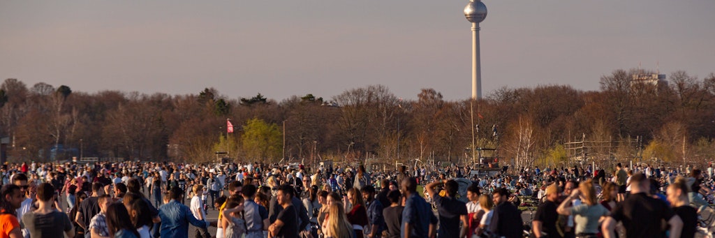 Als gäbe es kein Corona: Hunderte ballen sich bei bestem Frühlingswetter am Dienstagnachmittag auf dem Tempelhofer Feld.