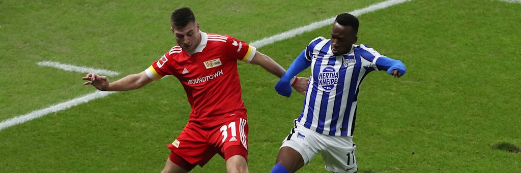 Robin Knoche – hier im Hinspiel im Duell mit Herthas Dodi Lukebakio – will am Sonntag Revanche für die 1:3-Niederlage im Olympiastadion üben. 