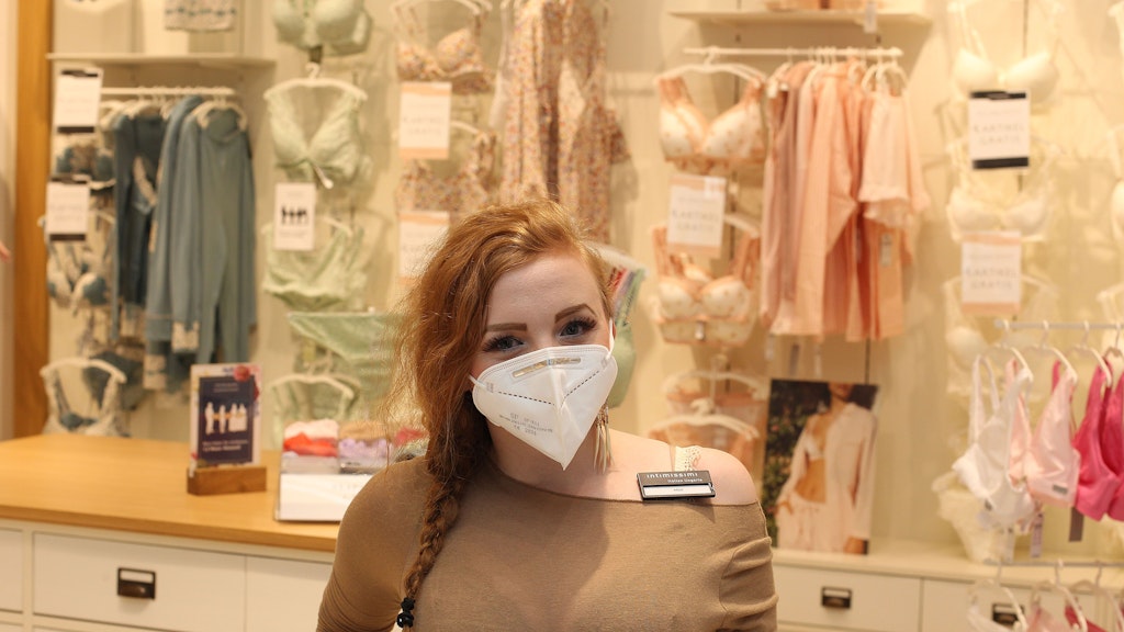 Leer war es auch im Modeladen von Anja Voigt. In dem Geschäft, dass sich im Einkaufszentrum Alexa befindet, ließ sich am Vormittag kein getesteter Kunde blicken.