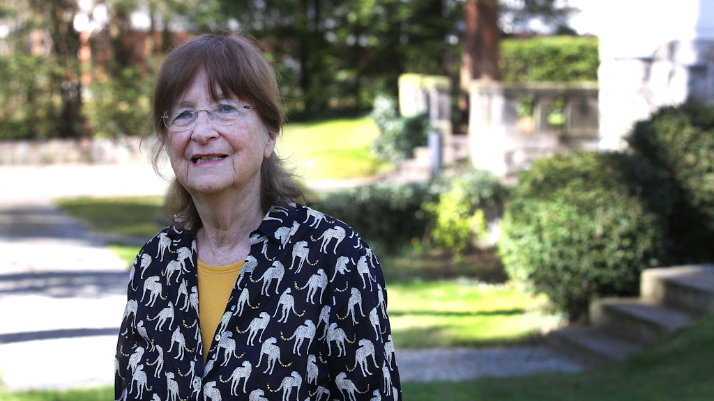 Monika Gruber in ihrem Garten in Dahlem. Hier erholt sie sich gern von den Strapazen der vergangenen Wochen.