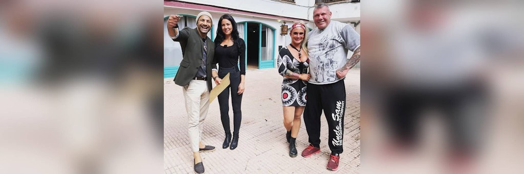 Caro und Andreas Robens (r.) mit ihren Franchisenehmern Kim Beeker und Ercan Ayebe vor der ehemaligen Faneteria. 