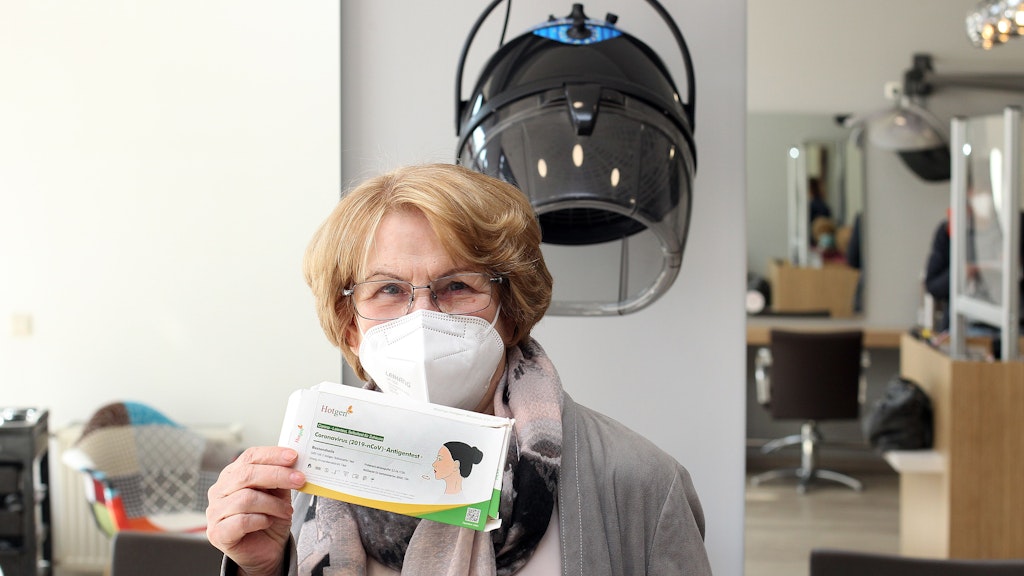 Karin Kulow bei ihrem Friseur: Ihr Termin musste nicht abgesagt werden, die Mitarbeiter des Geschäftes hatten sich einige Selbsttests für ungetestete Kunden besorgt.