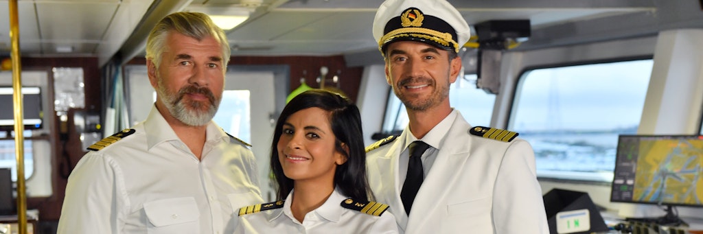 Mit Dr. Delgado (Collien Ulmen-Fernandes) bekommen Kapitän Max Parger (Florian Silbereisen, r.) und Staffkapitän Martin Grimm (Daniel Morgenroth) Verstärkung an Bord des TV-„Traumschiffs“.
