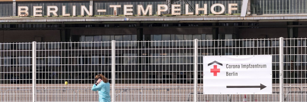 Das Impfzentrum Tempelhof ist vom Flugfeld aus zu erreichen. Es gibt aber auch einen Shuttlebus vom Tempelhofer Damm.
