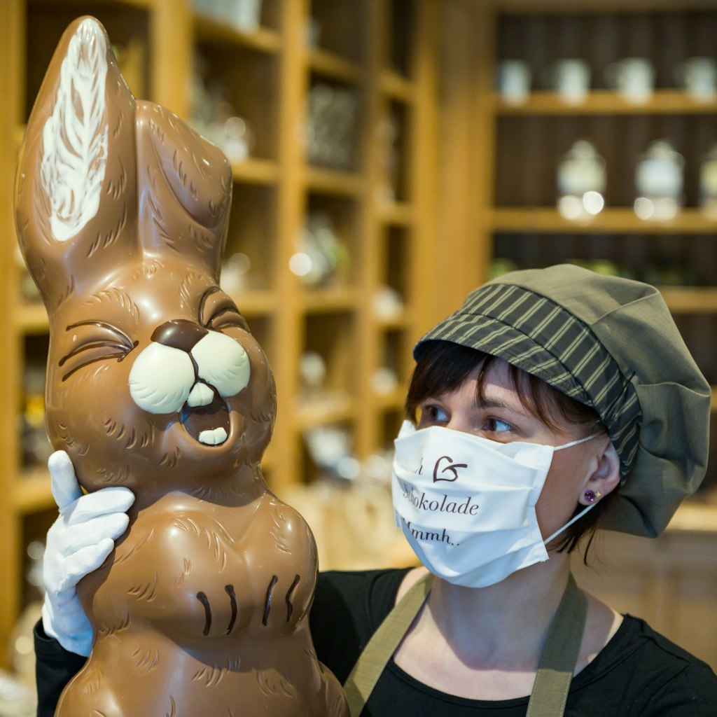 Auch dieser Riesen-Osterhase soll glücklich machen.