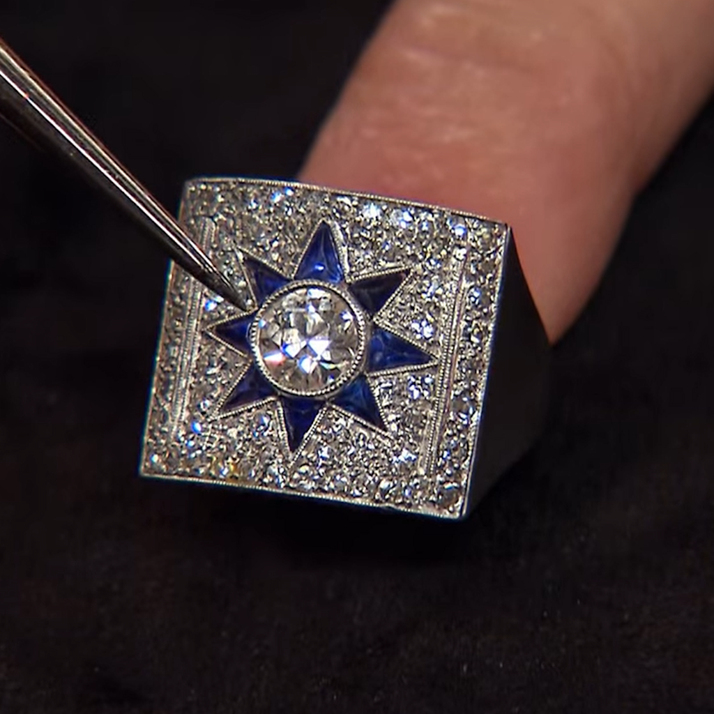 Auch dieser mit Diamanten und Saphiren besetzt Siegelring kam bei „Bares für Rares“ unter den Hammer.