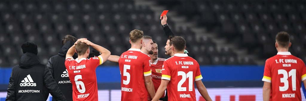 Platzverweis für Unions Robert Andrich im Derby gegen Hertha BSC. Die Rote Karte feiert am Osterwochenende ihr 50-jähriges Jubiläum.