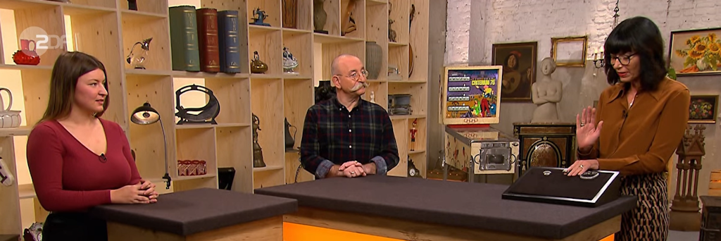 Im Studio von „Bares für Rares“: Studentin Leonie, Moderator Horst Lichter, Expertin Heide Rezepa-Zabel.