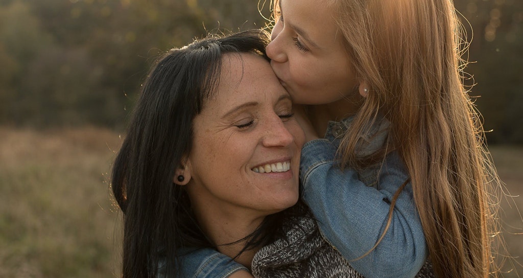 Leonie, als es ihr noch gut ging, schmust mit ihrer Mutter Constanze.