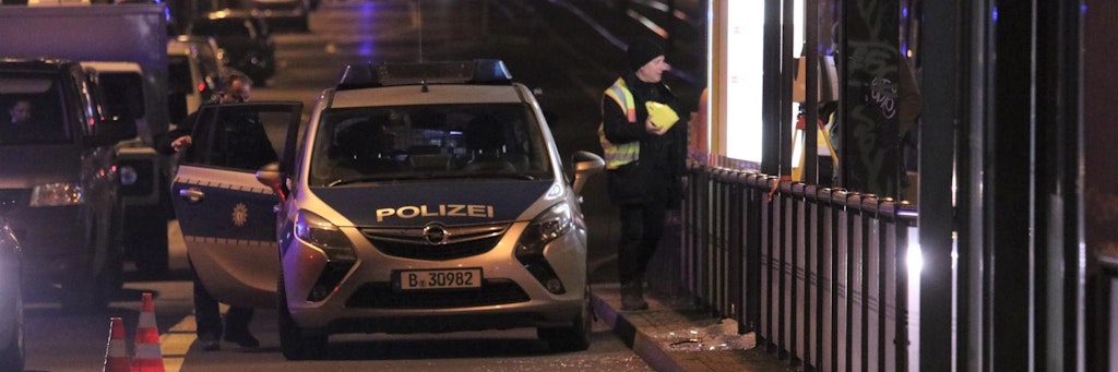 Einsatzkräfte der Polizei begutachten den Schaden an der Haltestelle.