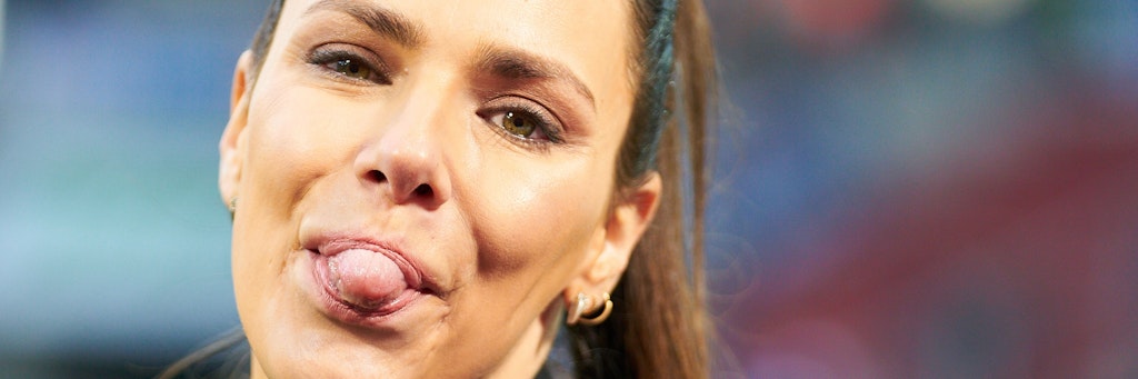 Ätsch! Esther Sedlaczek hat sich mich mit Kompetenz durchgesetzt und steigt zur Sportschau-Moderatorin auf.