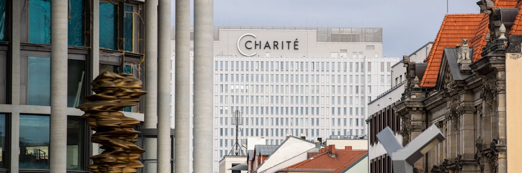 Gebäude der Charite mit Schriftzug. 