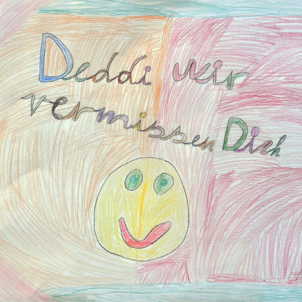 Die Kinder in der Straße haben ein Bild für den Chef der Kiez-Gaststätte gemalt. 