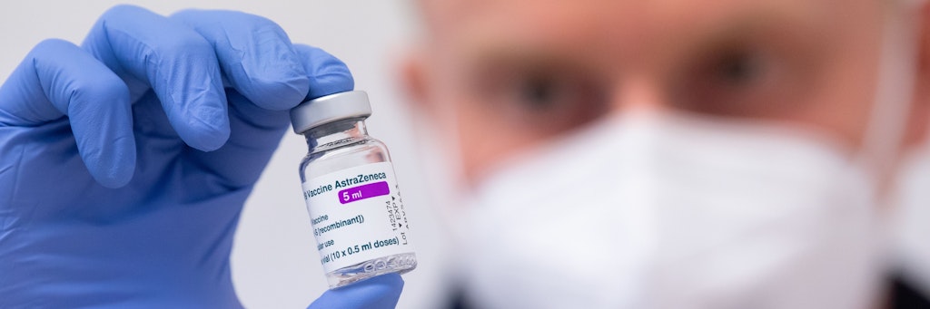 Ein Mitarbeiter bereitet den Corona-Impfstoff von Astrazeneca für eine Impfung vor.