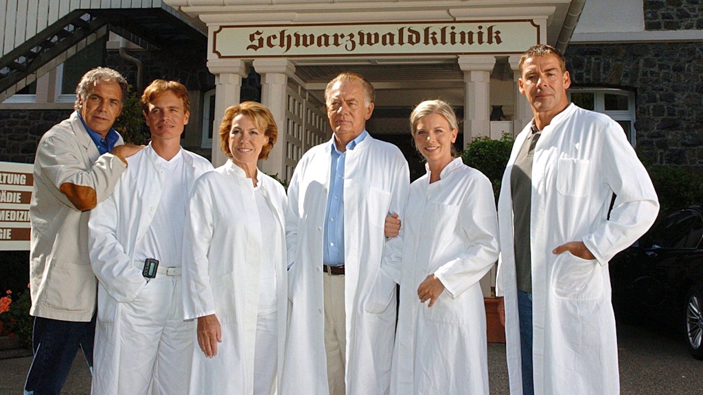 Die „Schwarzwaldklinik“-Besetzung in beim Revival im Jahr 2004: Christian Kohlund (v.l.), Alexander Wussow, Gaby Dohm, Klausjürgen Wussow, Eva Habermann und Sascha Hehn.