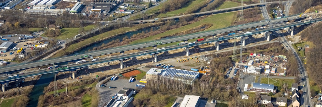 Luftbild der Lennetalbrücke, Autobahn 45, kurz vor der Verschiebung.