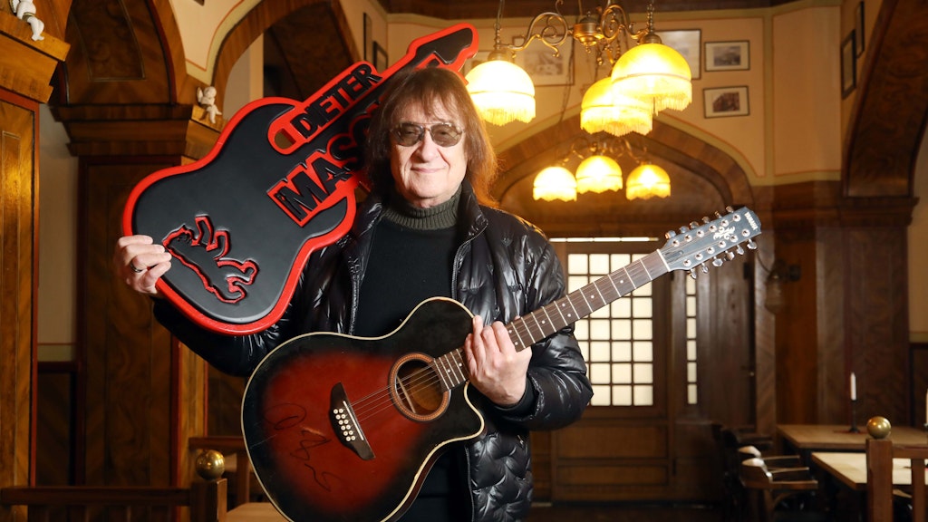Das rockt: Gleich mit zwei Gitarren will Maschine dem Friedrichshagener „Braustübl“ helfen, das wie alle Berliner Lokale in der Corona-Krise ums Überleben kämpfen muss. 