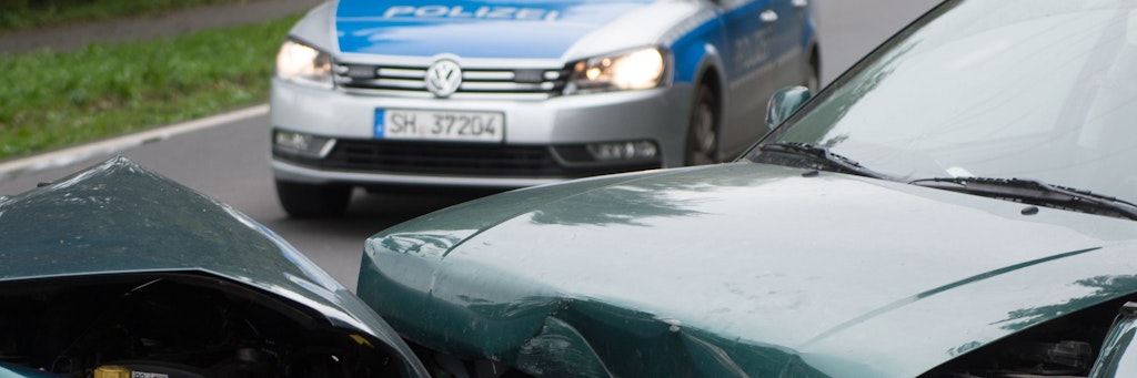 Hier hat es ordentlich gekracht. Nach schweren Unfällen sollte man die Polizei grundsätzlich rufen, aber nicht nur dann. 