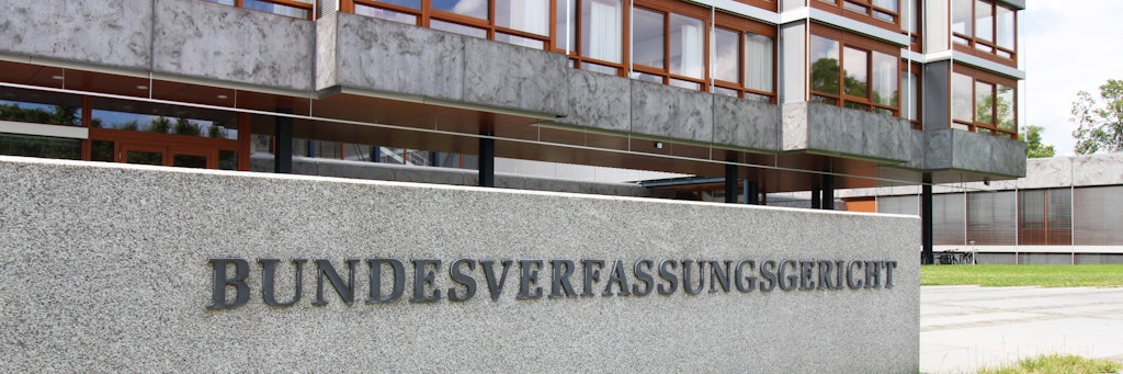 Nahaufnahme vom bekannten Steinblock vor dem Bundesverfassungsgericht in Karlsruhe.