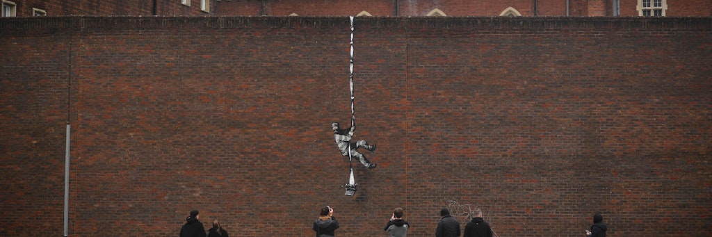 Banksys neuestes Werk an der Mauer eines ehemaligen Gefängnisses. Ein Häftling bricht mit seiner Schreibmaschine aus.