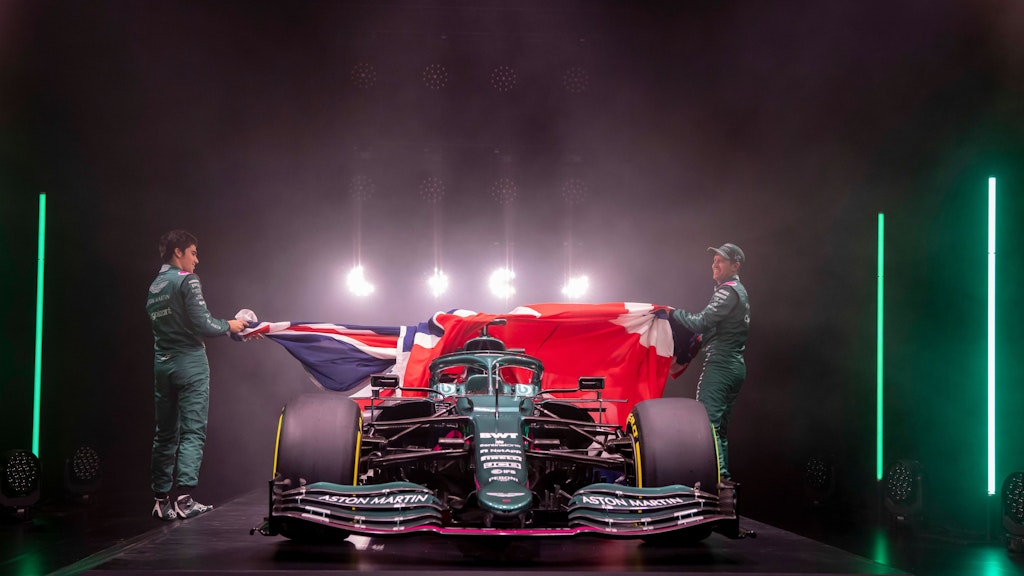 Sebastian Vettel (r.) und sein Teamkollege Lance Stroll enthüllen den neuen Aston Martin