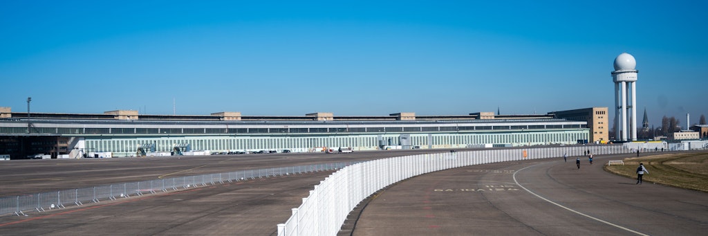 Ein Gebäude am ehemaligen Flughafen Tempelhof. Hier soll am 8. März das sechste Berliner Impfzentrum eröffnet werden. 