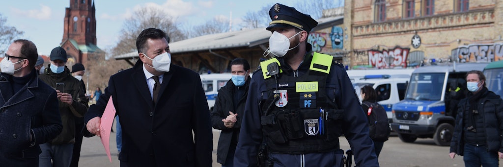 Innensenator Andreas Geisel mit Polizisten im Görlitzer Park.