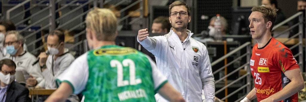 Im Hinspiel vor vier Wochen bekam die weiße Jacke von Trainer Jaron Siewert keine Flecken.