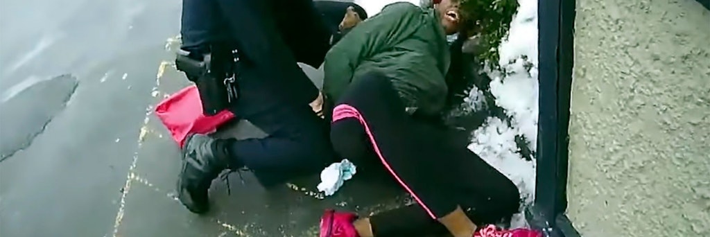 Das Video, aus dem dieses Foto stammt, wurde von der Bodycam eines Polizisten aufgenommen. Die rohe Gewalt gegen die Frau sorgt für Empörung. 
