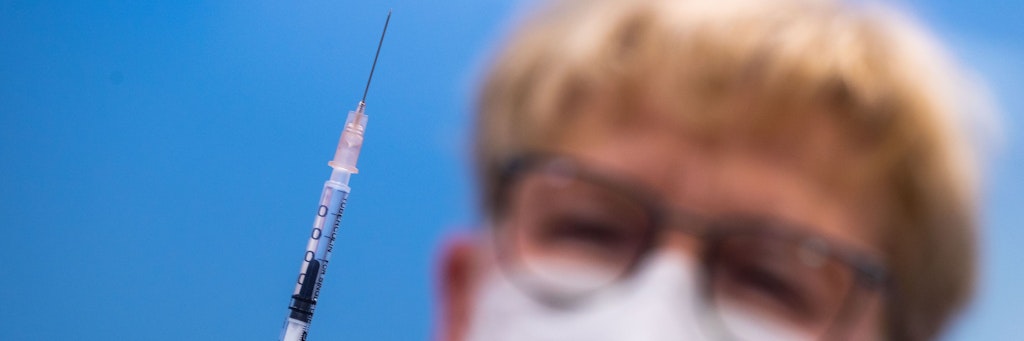 05.03.2021, Mecklenburg-Vorpommern, Grevesmühlen: Krankenschwester Susanne Kugel vom mobilen Impfteam des DRK Nordwestmecklenburg bereitet in der Mosaik-Schule eine Spritze mit dem AstraZeneca-Impfstoff vor. Lehrer und Betreuungspersonen aus Kindereinrichtungen der Diakonie werden nach der Freigabe des AstraZeneca-Impfstoffes für die Prioritätsgruppe 2 geimpft. Foto: Jens Büttner/dpa-Zentralbild/dpa +++ dpa-Bildfunk +++