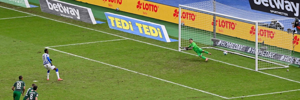 Lukebakio verwandelt den Elfmeter zum 2:1.