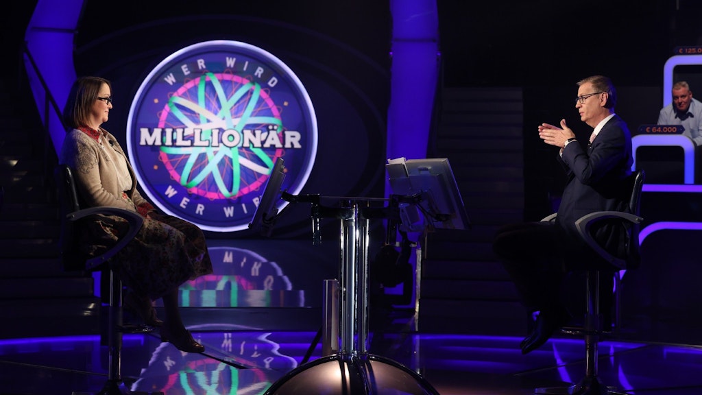 Moderator Günther Jauch mit Kandidatin Eva Endruweit bei „Wer wird Millionär“.