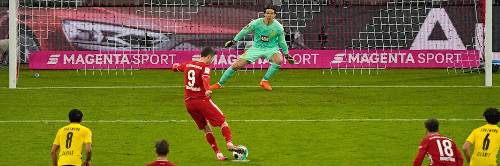 Eiskalt: Vom Elferpunkt trifft Robert Lewandowski zum zweiten Mal, gleicht zum 2:2 für den FC Bayern aus.