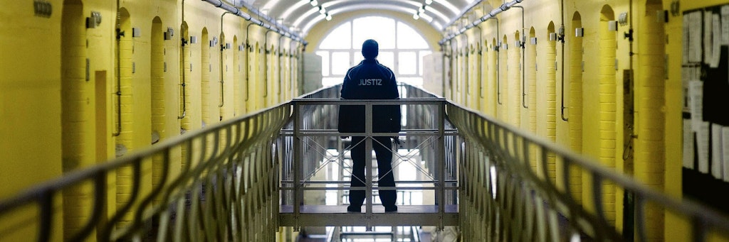 Ein Mitarbeiter in einem Gefängnis (Symbolfoto).