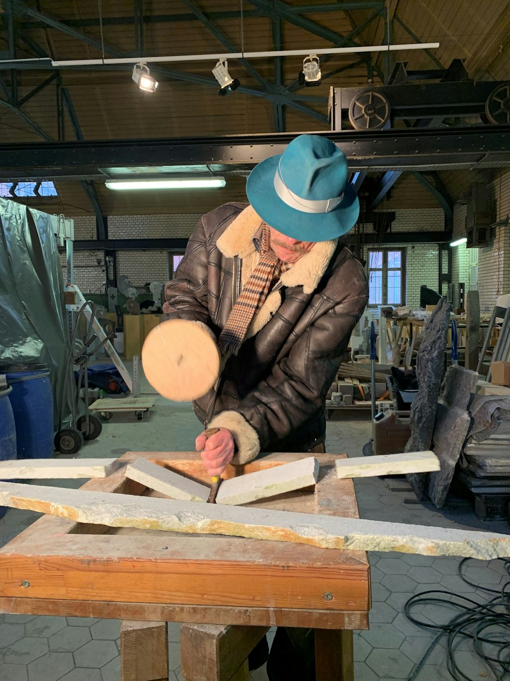 Ein Schlag von Rudolf J. Kaltenbach, und aus langen Stücken Kärntner Rauchkristalls sind Bruchstücke für die soziale Skulptur geworden.