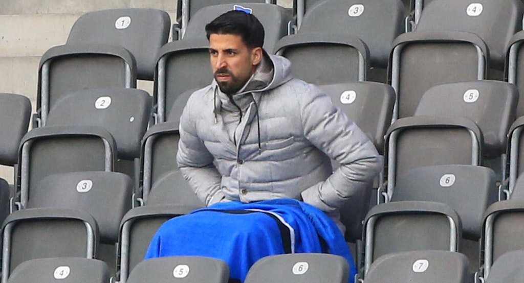 Der verletzte Sami Khedira konnte Herthas Heimsieg gegen Augsburg nur auf der Tribüne des Olympiastadions anschauen.