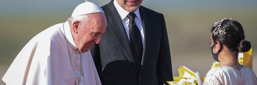 Eine junge Kurdin überreicht Papst Franziskus Blumen, nachdem er auf dem Flughafen der nordirakischen Stadt Erbil angekommen war. 
