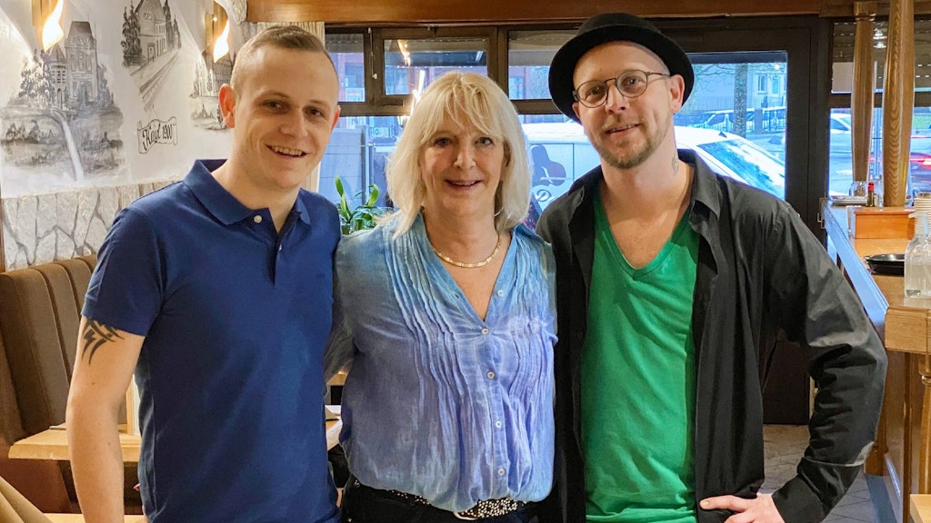 Gehören zu den Kandidaten bei „Schwiegertochter gesucht“: Ben und Mike mit Mutter Mireilles.<br>Foto: TVNOW