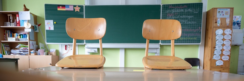 ARCHIV - 28.01.2021, Baden-Württemberg, Denkendorf: Ein leeres Klassenzimmer an einer Grundschule. (zu dpa «Wie es in den Schulen und Kitas ab Montag weitergeht») Foto: Sebastian Gollnow/dpa +++ dpa-Bildfunk +++
