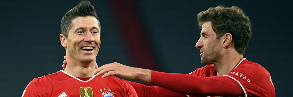 Robert Lewandowski (l.) feiert mit Thomas Müller über einen Treffer beim 4:2 der Bayern gegen Dortmund.