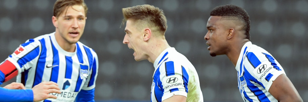 Der Auftakt zur Wende gegen Augsburg: Niklas Stark (l.) feiert mit Schütze Kris Piatek (M.) und Jhon Cordoba Herthas 1:1.