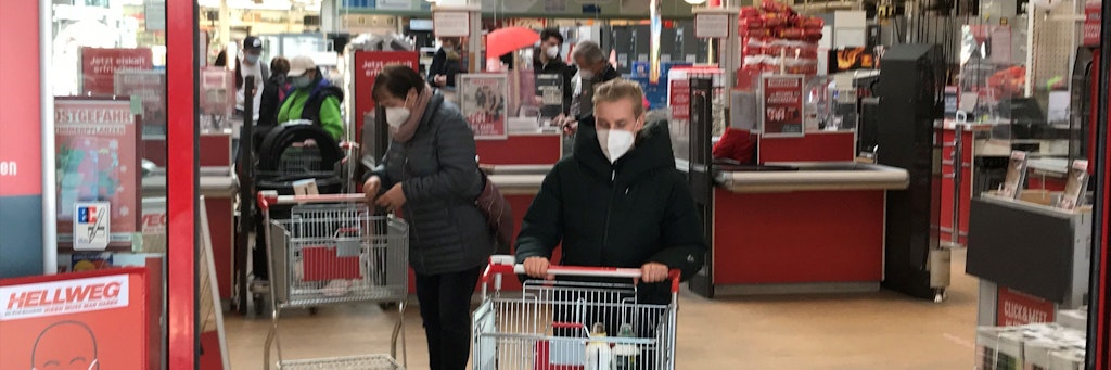 Großer Andrang an einer Kasse eines Potsdamer Baumarktes: Unter den Kunden sind auch Berliner.