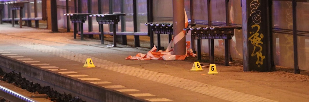 An dieser Straßenbahnhaltestelle wurde die Frau niedergeschossen.