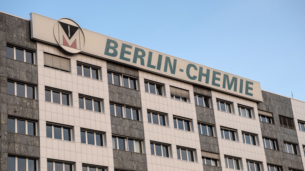 Das Unternehmen Berlin-Chemie in Adlershof. Es sei bereit, eine Corona-Impfstoffproduktion aufzubauen, hatte die Gesundheitssenatorin am 28. Januar erklärt. Noch am Abend kam das Dementi.
