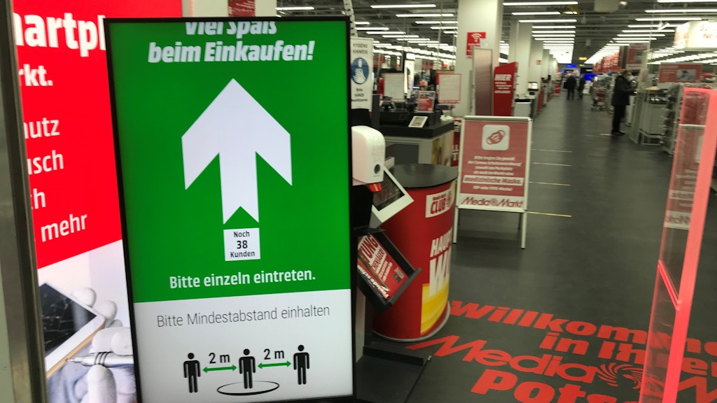 In dem Elektromarkt in einem Potsdamer Einkaufzentrum wird angezeigt, wie viele Kunden nach vorheriger Anmeldung noch in den Verkaufsraum dürfen. 