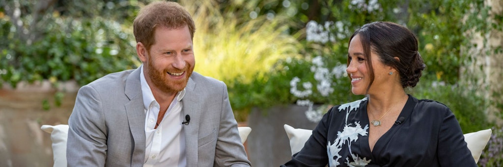 Harry und Meghan lachen während ihres TV-Interviews mit Oprah Winfrey. 