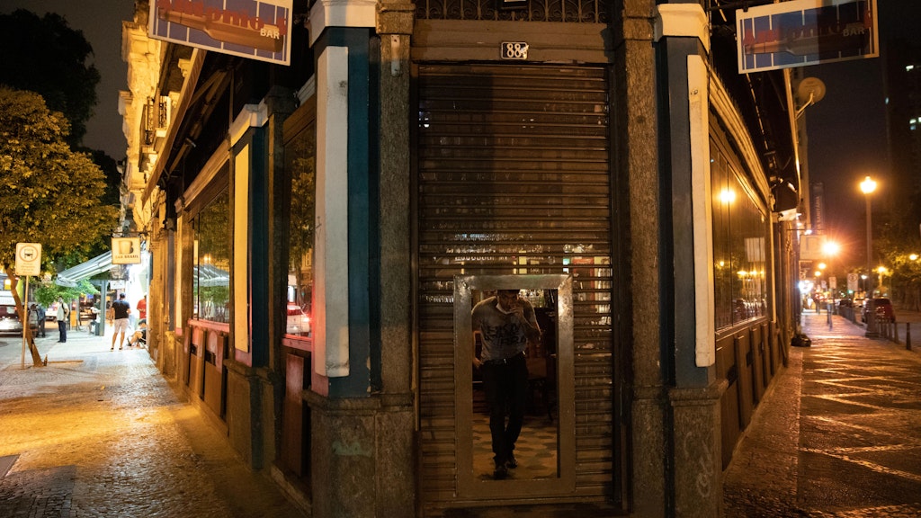 Eine Bar schließt aufgrund der neuen Ausgangsbeschränkungen an den sonst gut besuchten brasilianischen Stränden Rio de Janeiros.