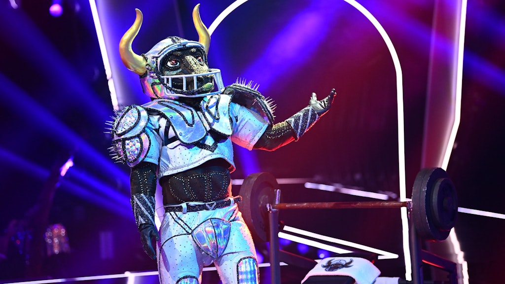 Der Stier sang bei „The Masked Singer“ in der vergangenen Woche You Never Walk Alone.